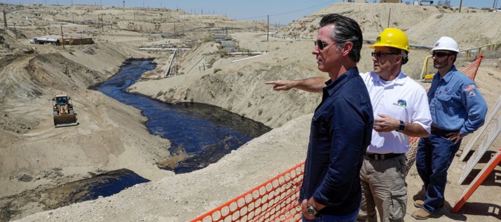 加州州长加文·纽森(Gavin Newsom)查看石油泄漏的表面表情