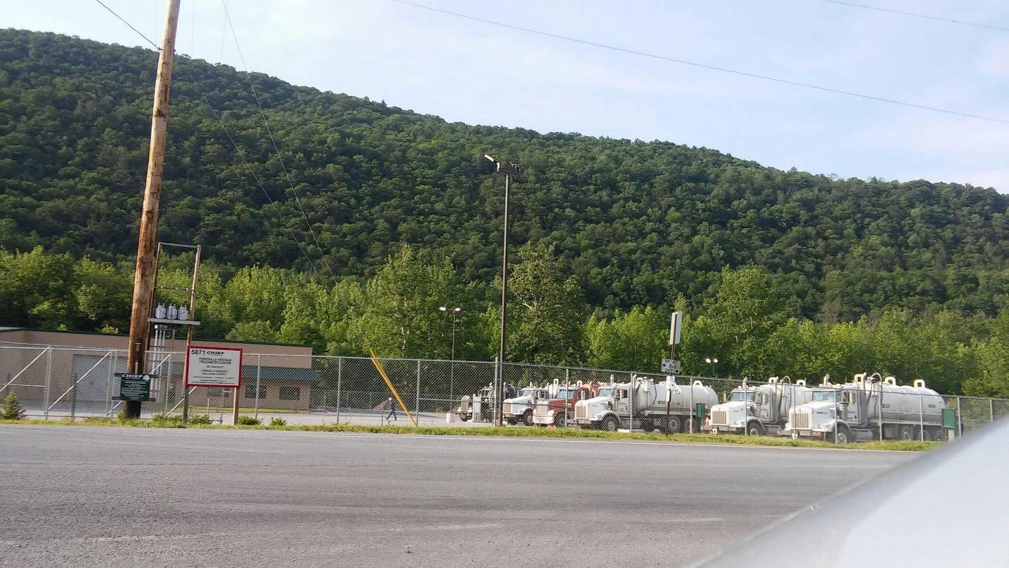 卡车退出drilling-related活动用水Forksville遗产淡水站,由首席石油天然气。照片从FracTracker移动应用报告。