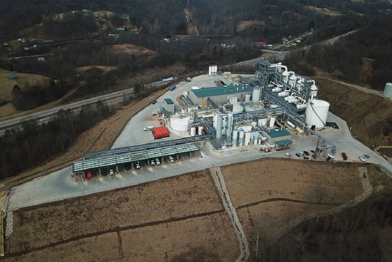 水力压裂废物回收厂在多德里奇县，西弗吉尼亚州。照片由Ted Auch拍摄