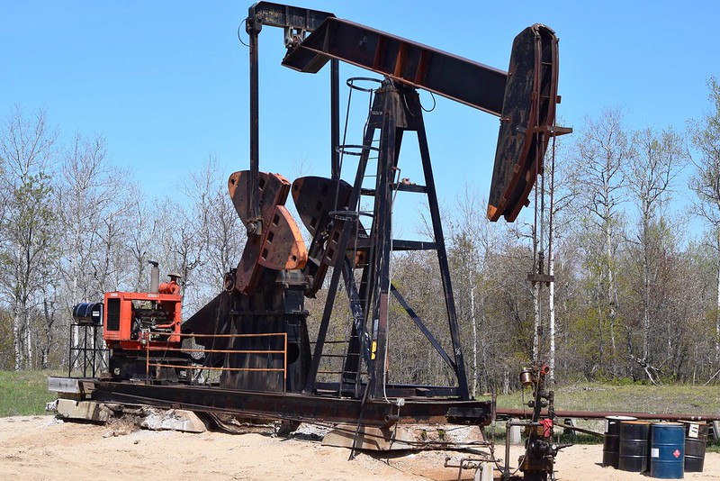 密歇根州卡尔卡斯卡县的油井，泰德·奥赫摄。