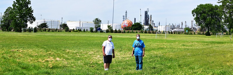 2020年，密歇根州底特律西南部，底特律居民站在马拉松炼油厂前。照片由Ted Auch拍摄。