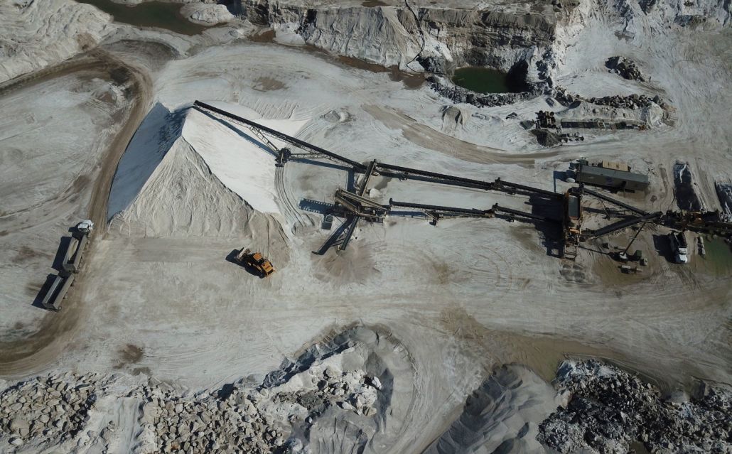 希尔瓦尼亚矿物压裂砂矿在南洛克伍德，密歇根州。