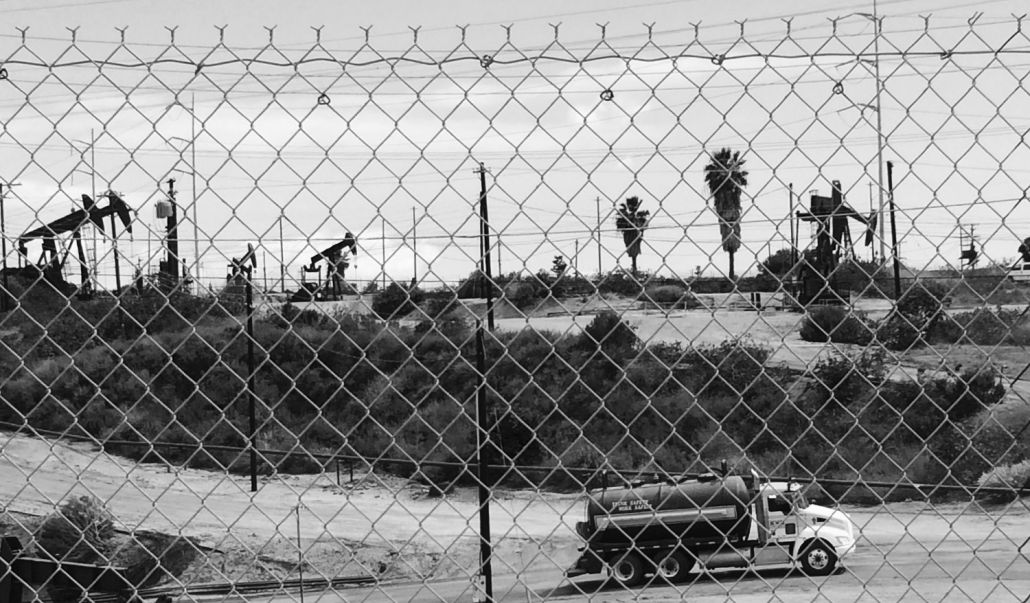 这张照片是在洛杉矶鲍德温山的英格尔伍德油田进行石油钻探。布鲁克·伦克拍摄，2017年。